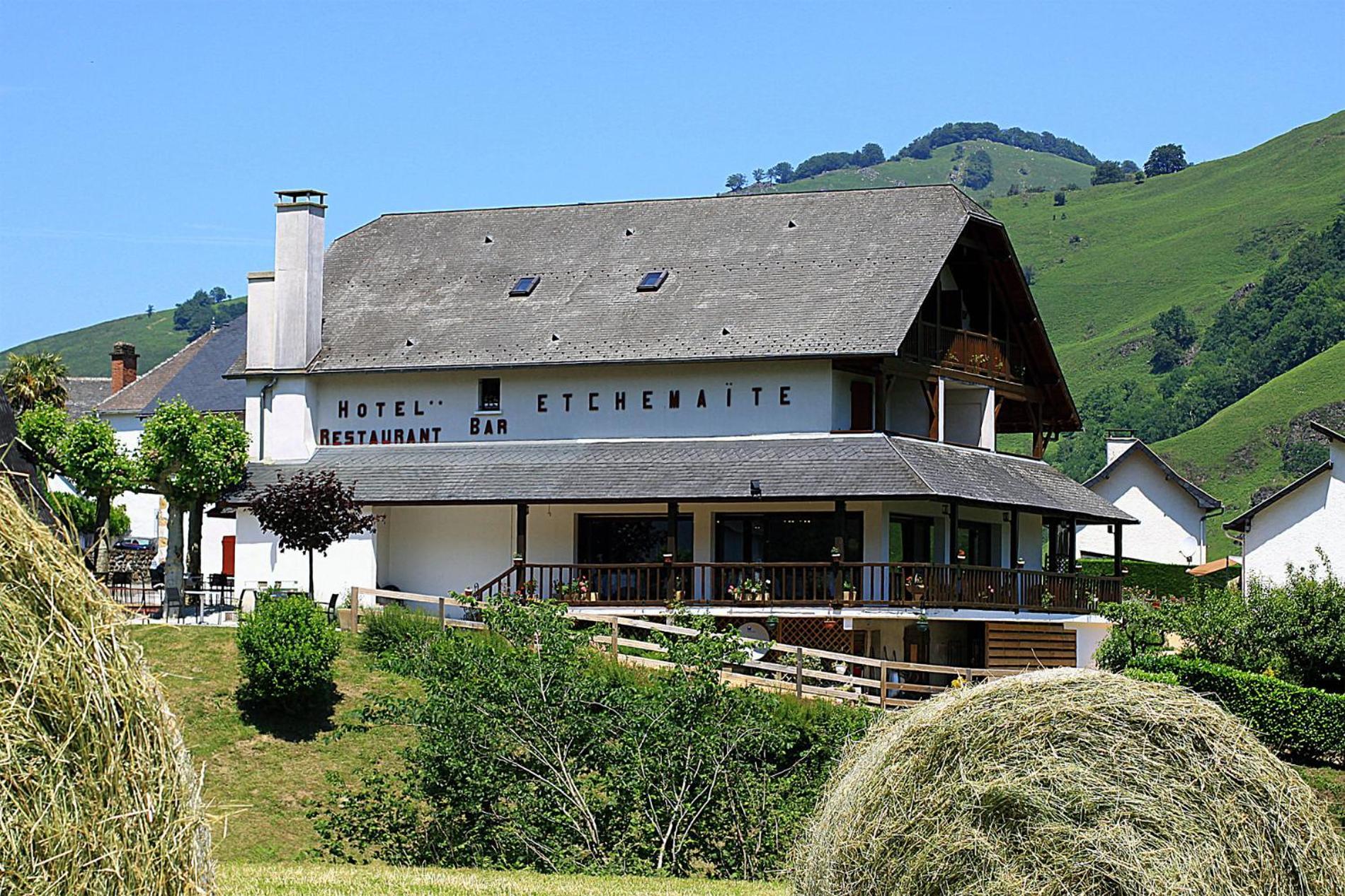 Logis Hotel Etchemaite Лару Екстериор снимка