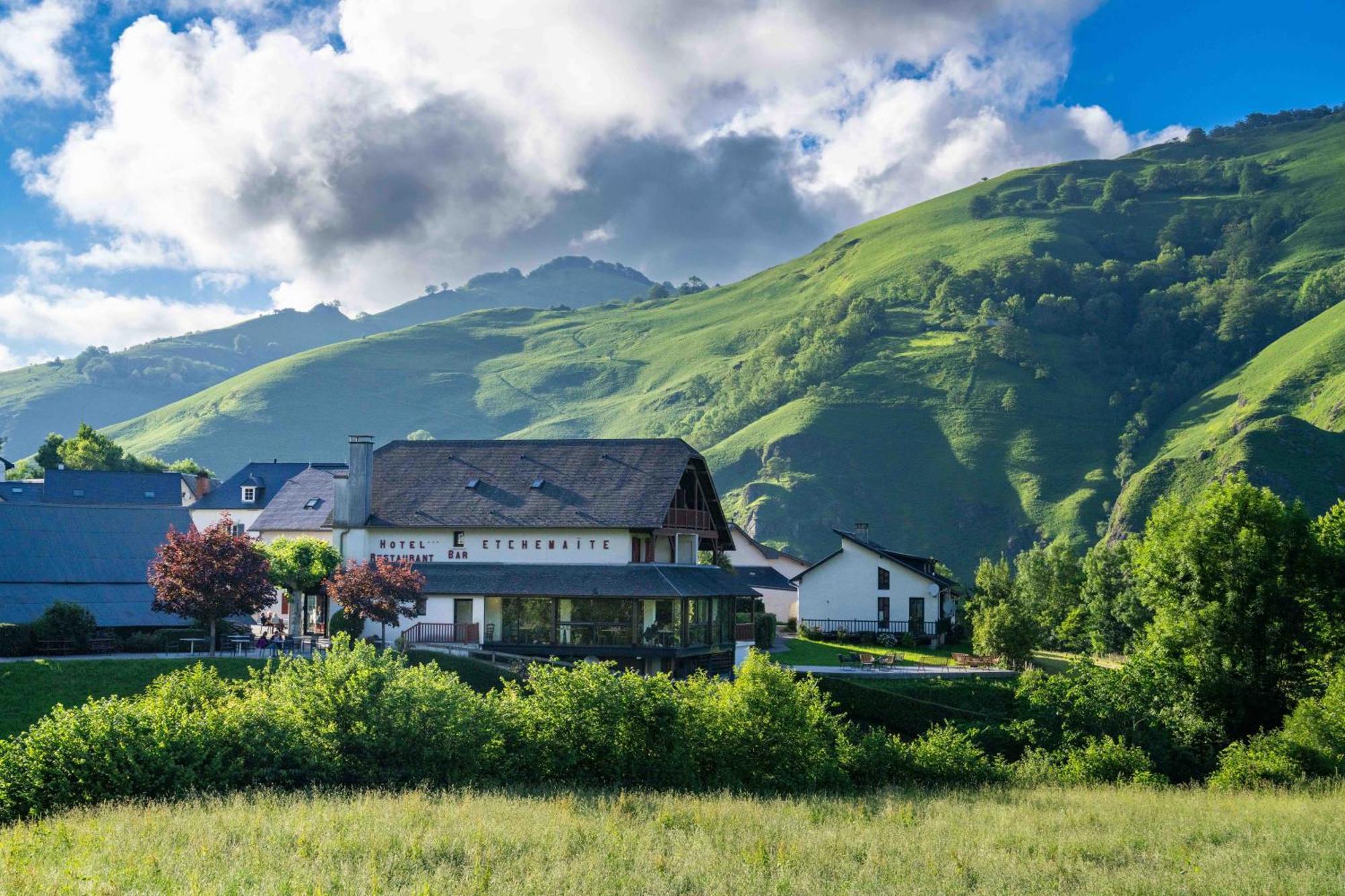Logis Hotel Etchemaite Лару Екстериор снимка