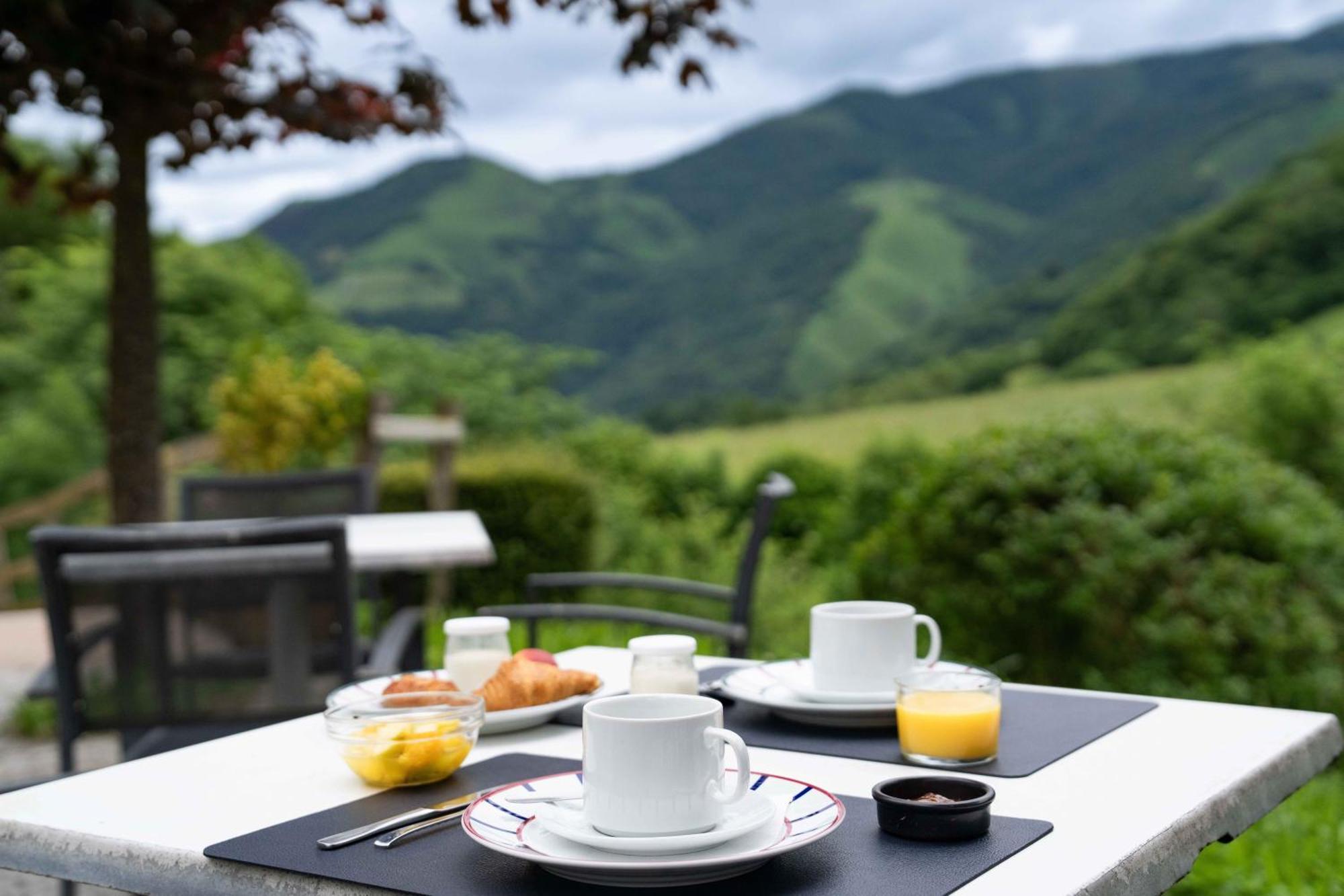 Logis Hotel Etchemaite Лару Екстериор снимка