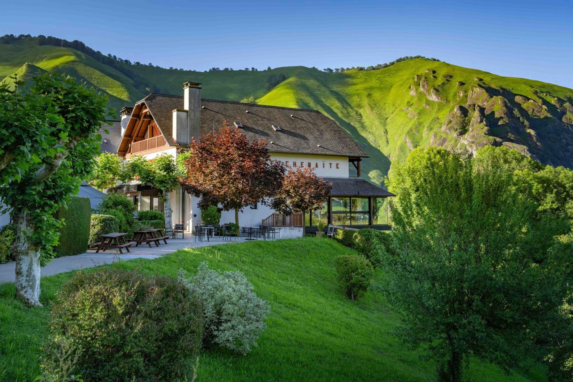 Logis Hotel Etchemaite Лару Екстериор снимка