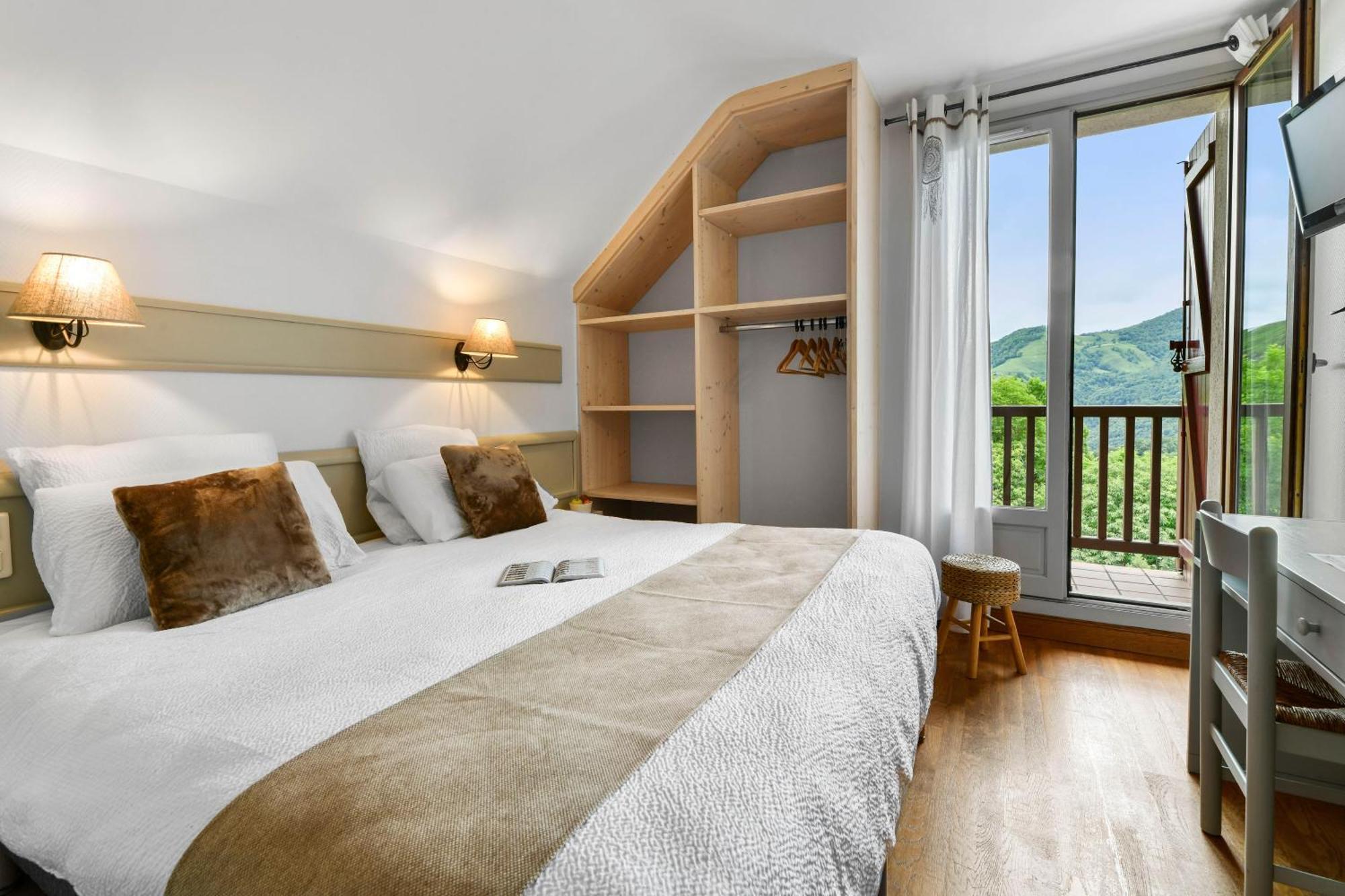 Logis Hotel Etchemaite Лару Екстериор снимка
