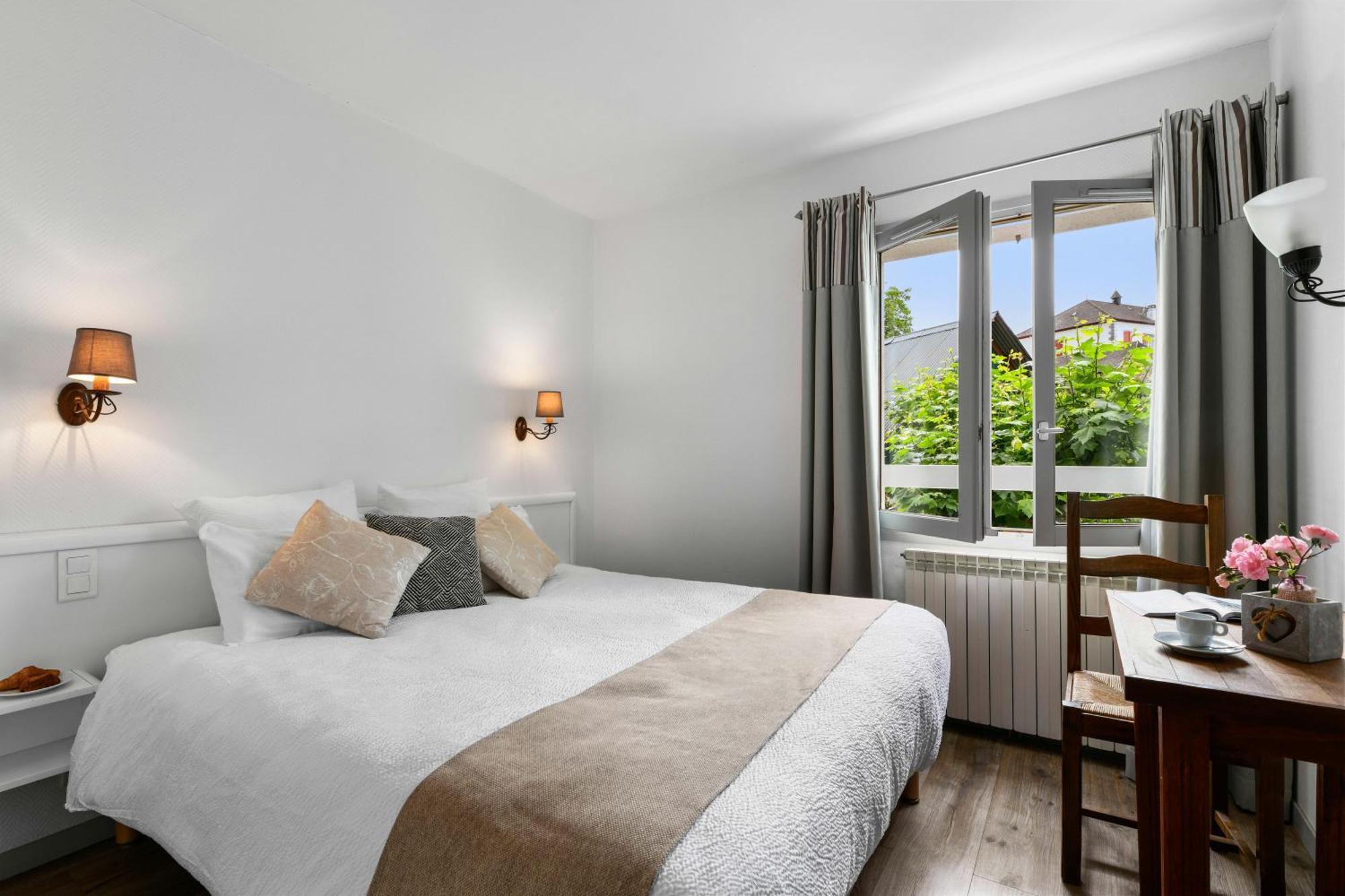 Logis Hotel Etchemaite Лару Екстериор снимка