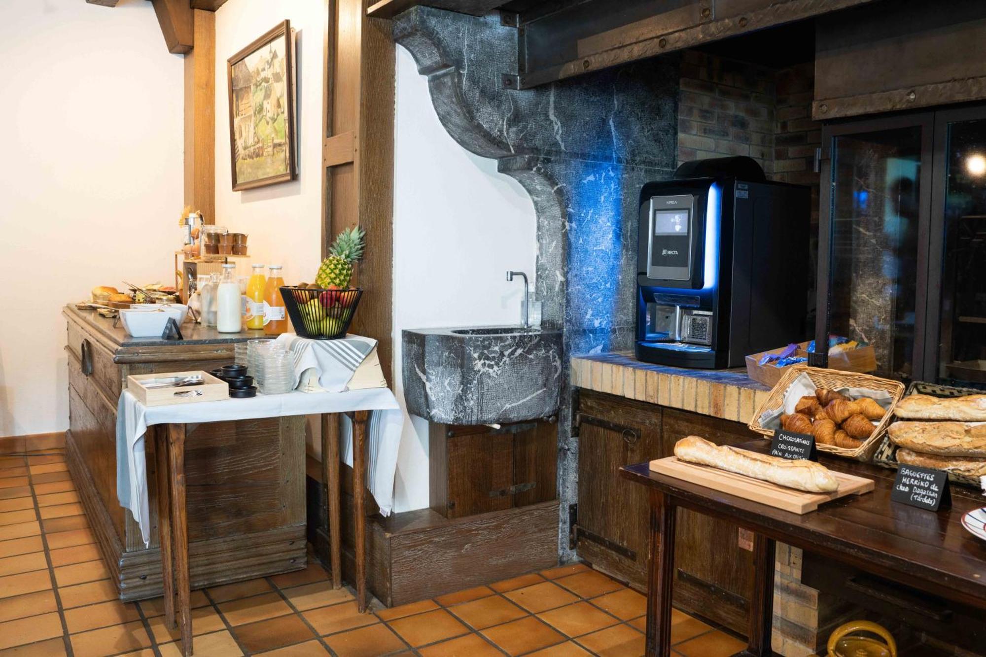 Logis Hotel Etchemaite Лару Екстериор снимка